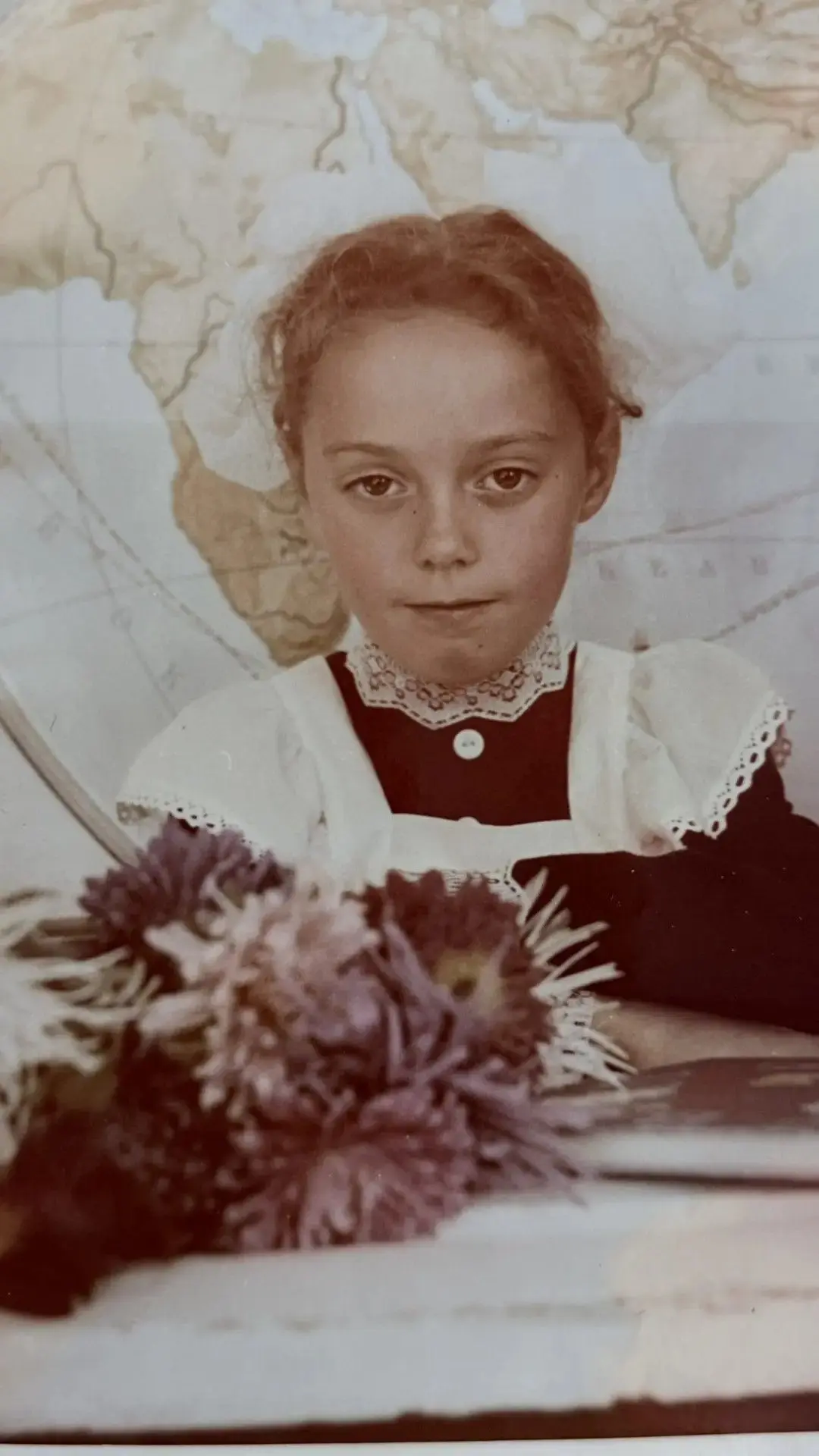За окном первоклашки идут с новомодными букетами, и воспоминание разблокировалось, как ...