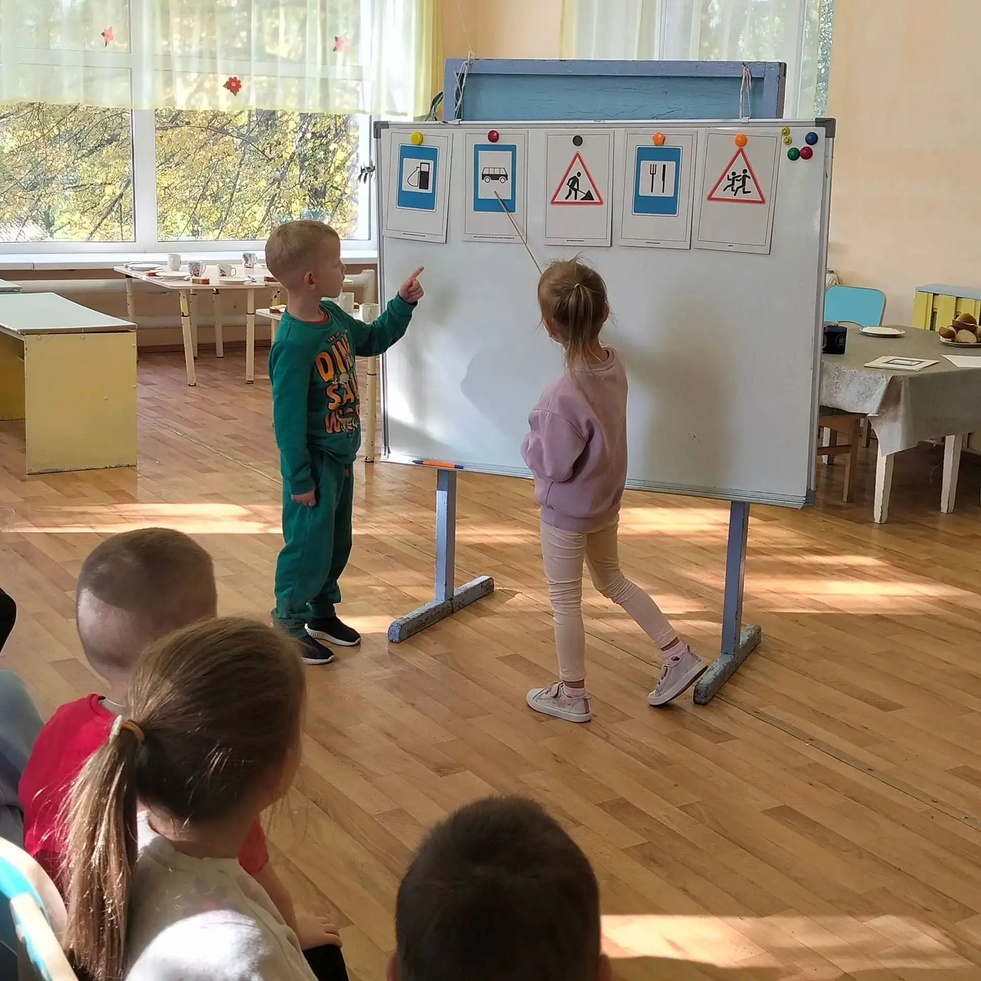Наши юные воспитанники группы "Алёнка" - знатоки ПДД в деле! 🎉