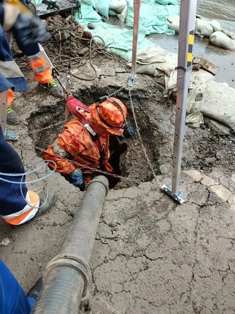 Жуткое чудовище достали на проспекте Карла Маркса, 450 из канализации.