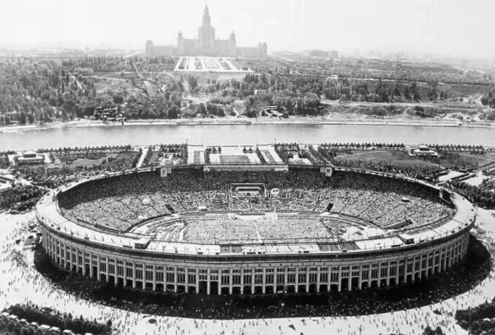 🏟 «ЛУЖНИКИ»: НЕ ПРОСТО СТАДИОН, А ЖИВАЯ ИСТОРИЯ МОСКВЫ!

Мы снова возвращаемся в историю нашей люби