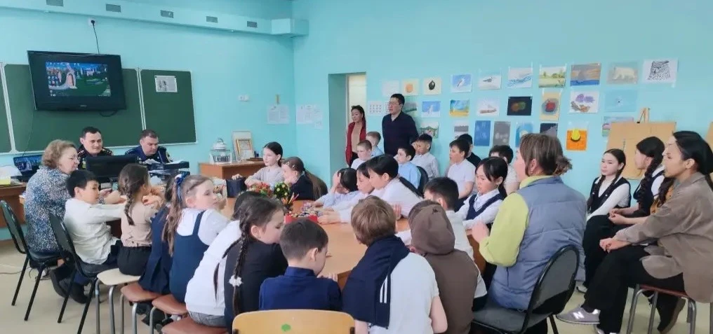 Безопасность — общее дело: в Центре внешкольной работы прошла встреча с сотрудниками МЧС.