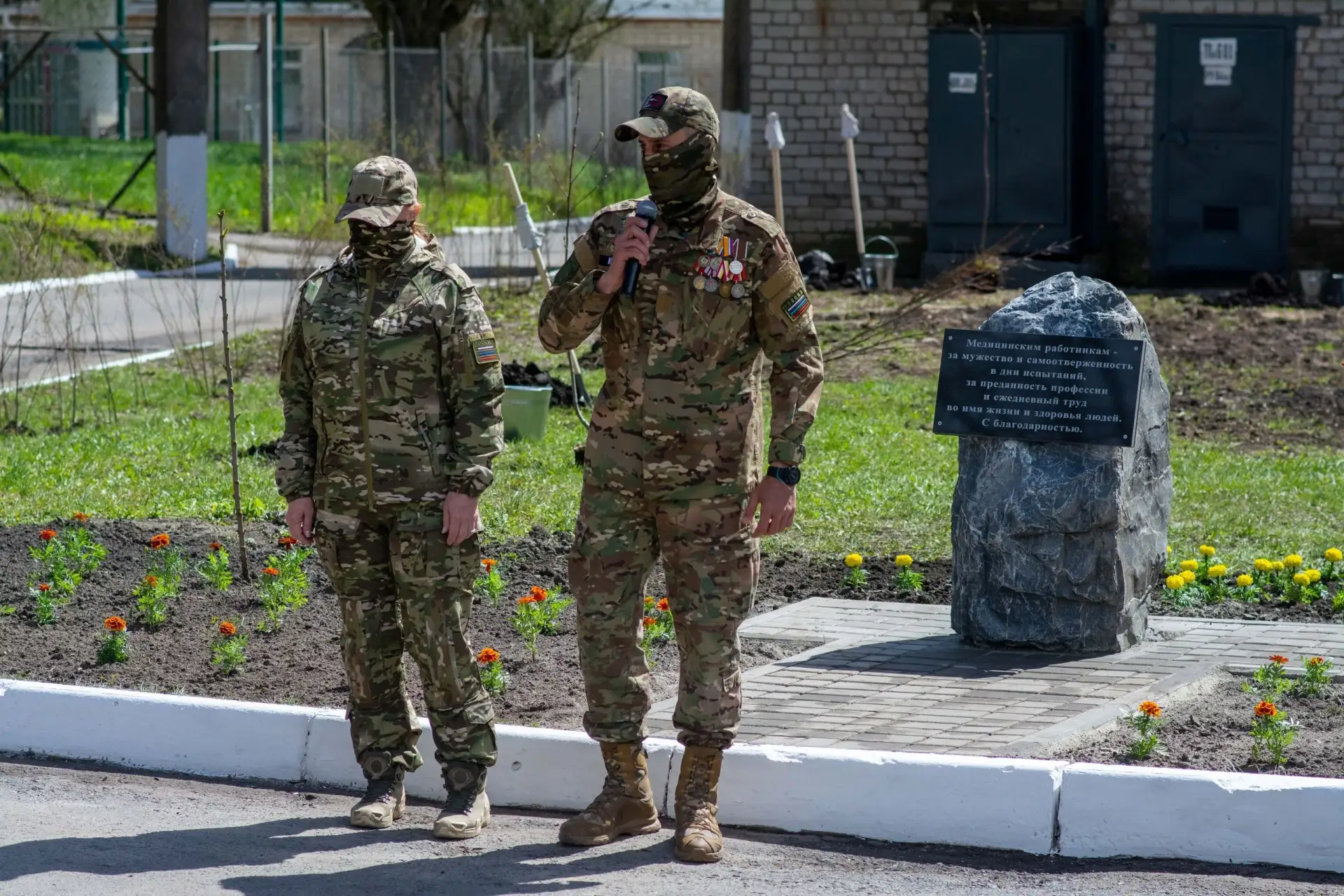 🙏  В Курске на территории больницы скорой медицинской помощи установили памятный знак, посвященный м