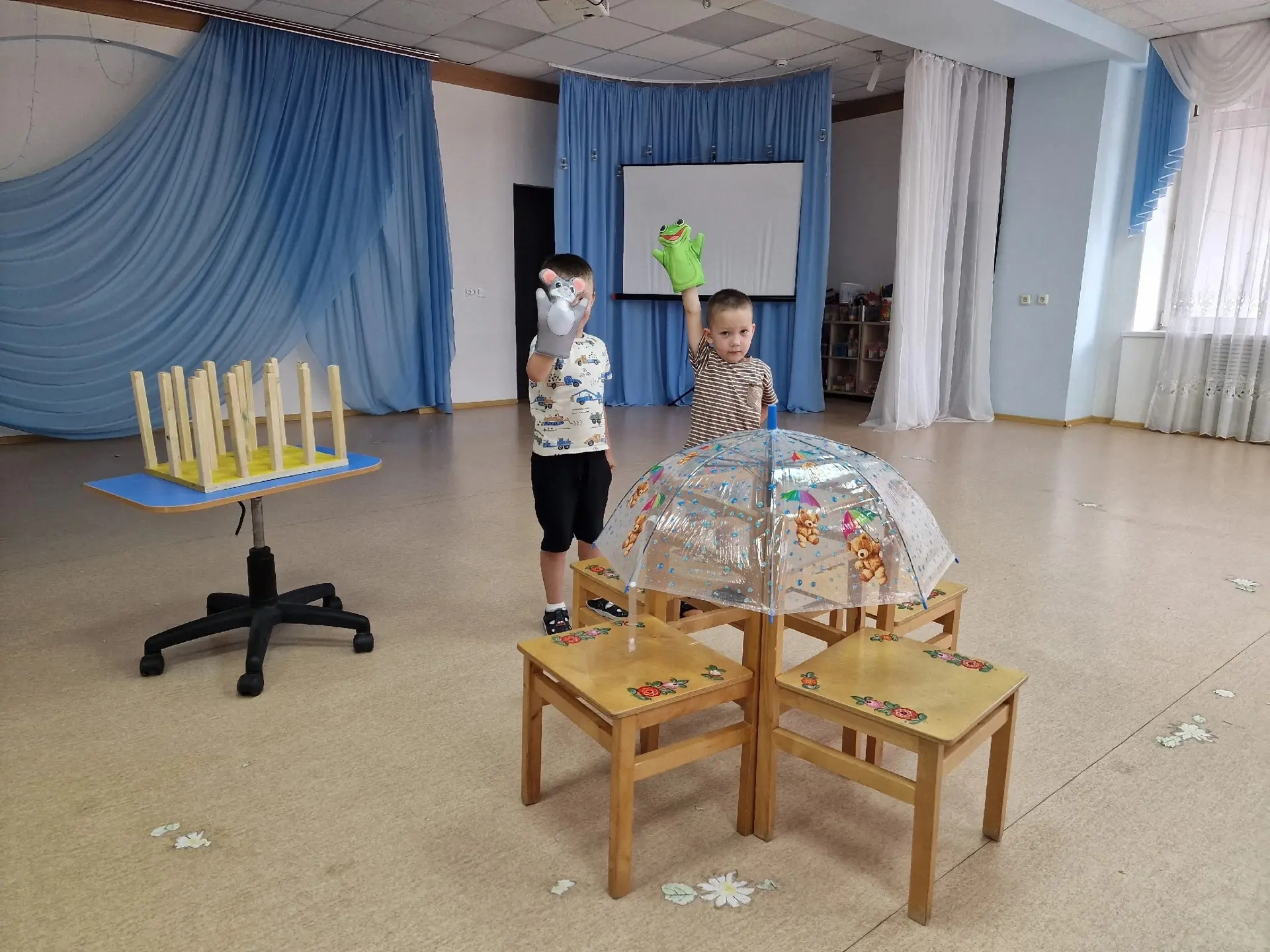 Вторая младшая группа "Радуга" сегодня познакомились с куклами Би-ба-бо. Научились правильно одевать