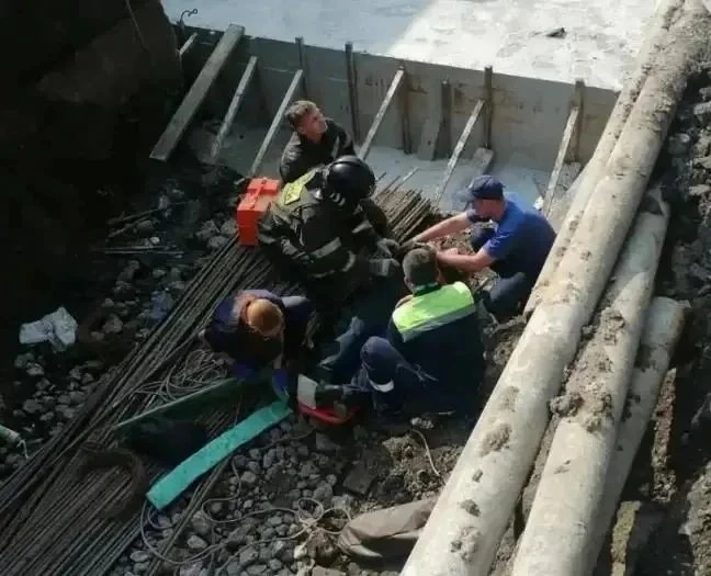 ⚡ В Новокузнецке за день двое мужчин упали в строительные траншеи