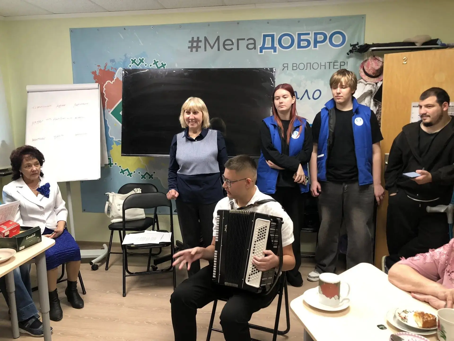 Пироги, гармонь и тепло сердец: «Нежный возраст» встретил праздник в кругу друзей