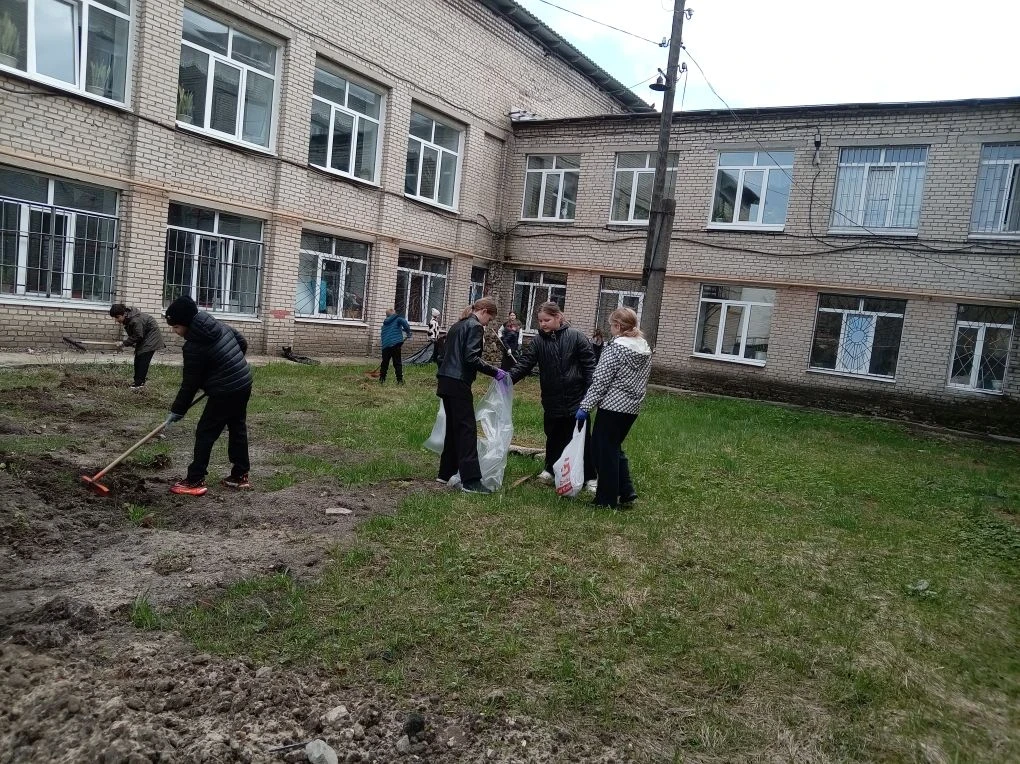 🌱🧹 Маленькие сердца — большие дела! 🧹🌱  Пока старшеклассники показывают пример, наши замечательные р