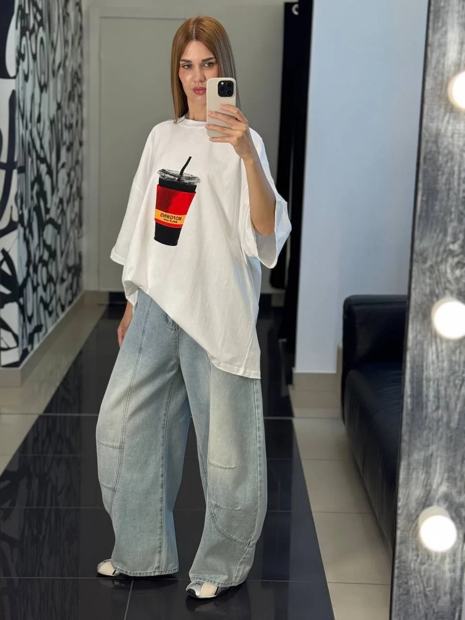 Футболка 4290 one size, джинсы XL 6990.