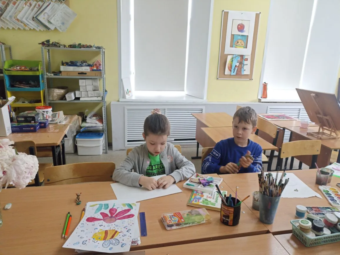 ✨Пятый день в лагере "Творческие каникулы": палитра, сцена и первые аккорды!

Пятый день нашей лагер