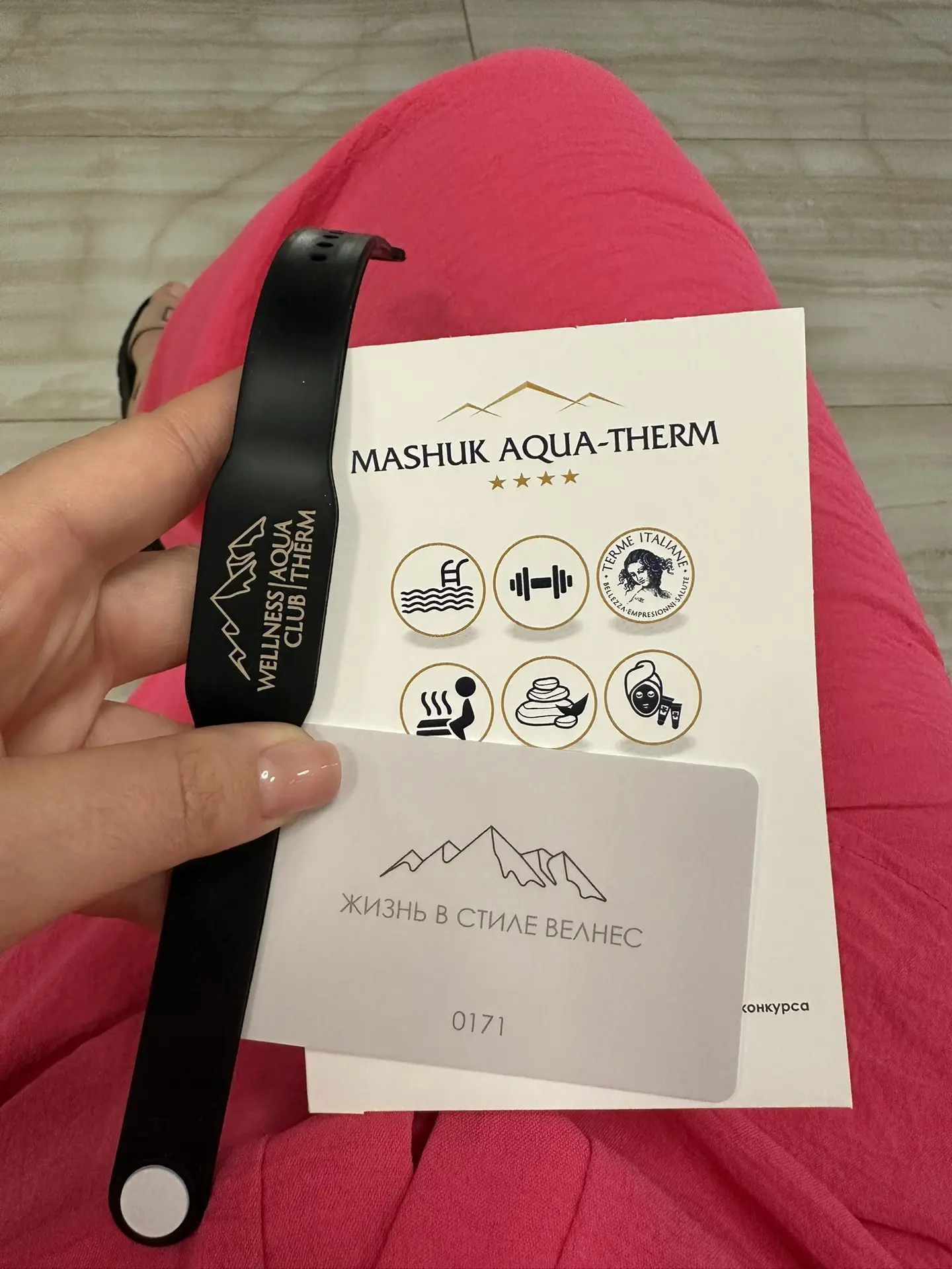 Вожу дочку сейчас на гимнастику в другой центр, где у неё идут активные тренировки по 2-3 часа.

Езд
