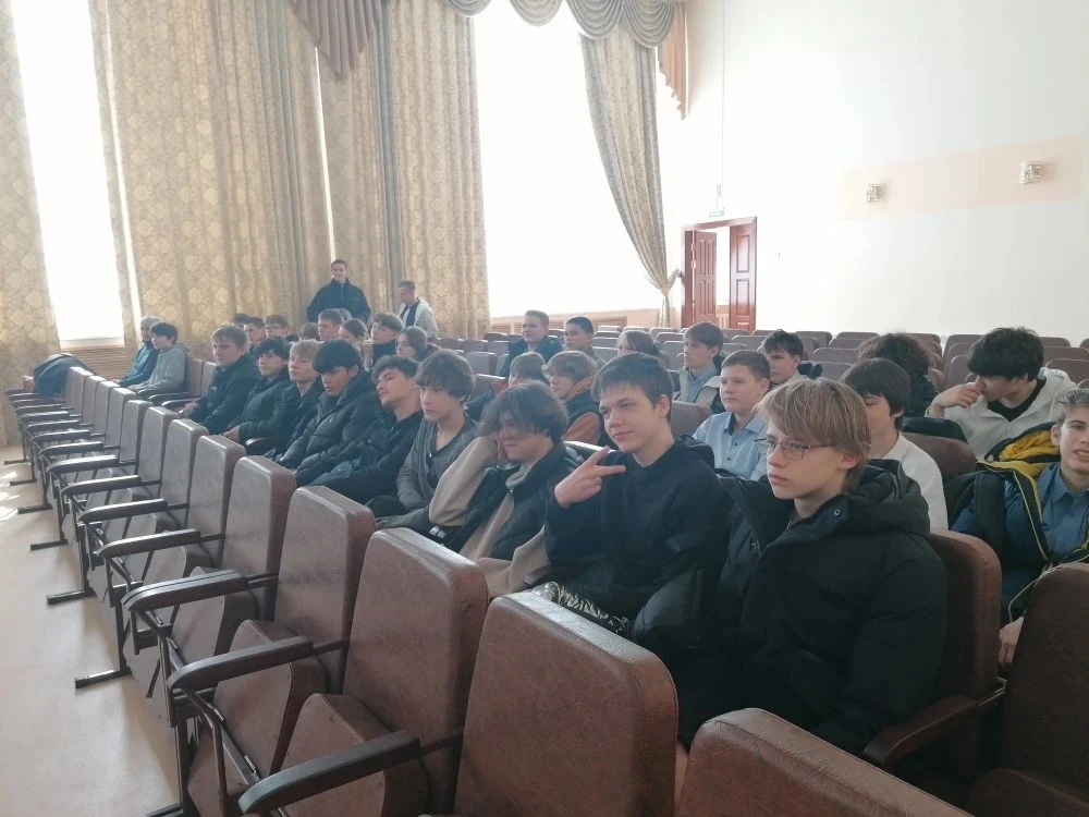 Знакомство с профессией: экскурсия в Дорожно-строительный техникум  Учащиеся 9-х классов посетили До