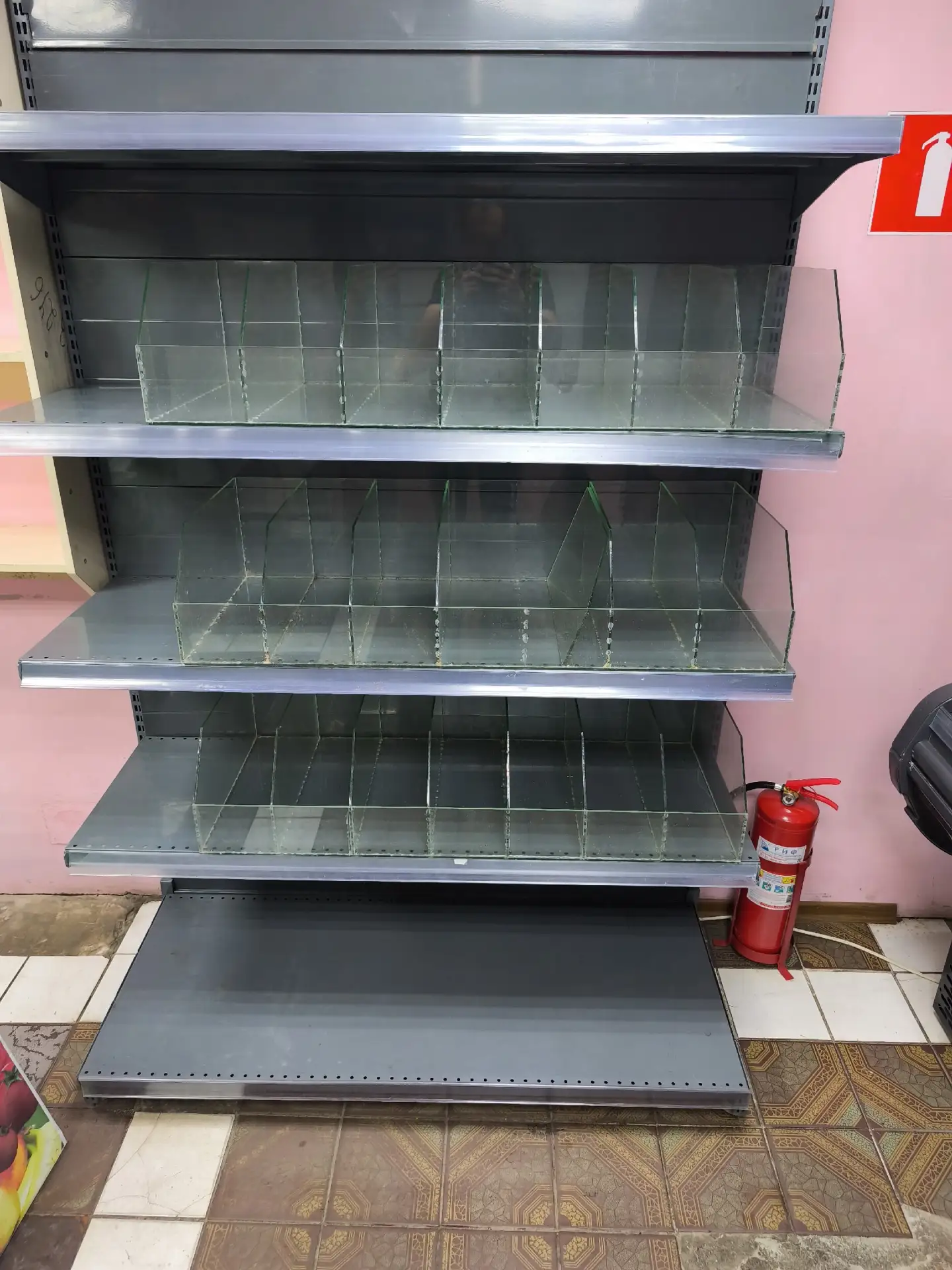 Витрины и посуда для магазина и кафе. Лотки для сухофруктов, гастроемкости.