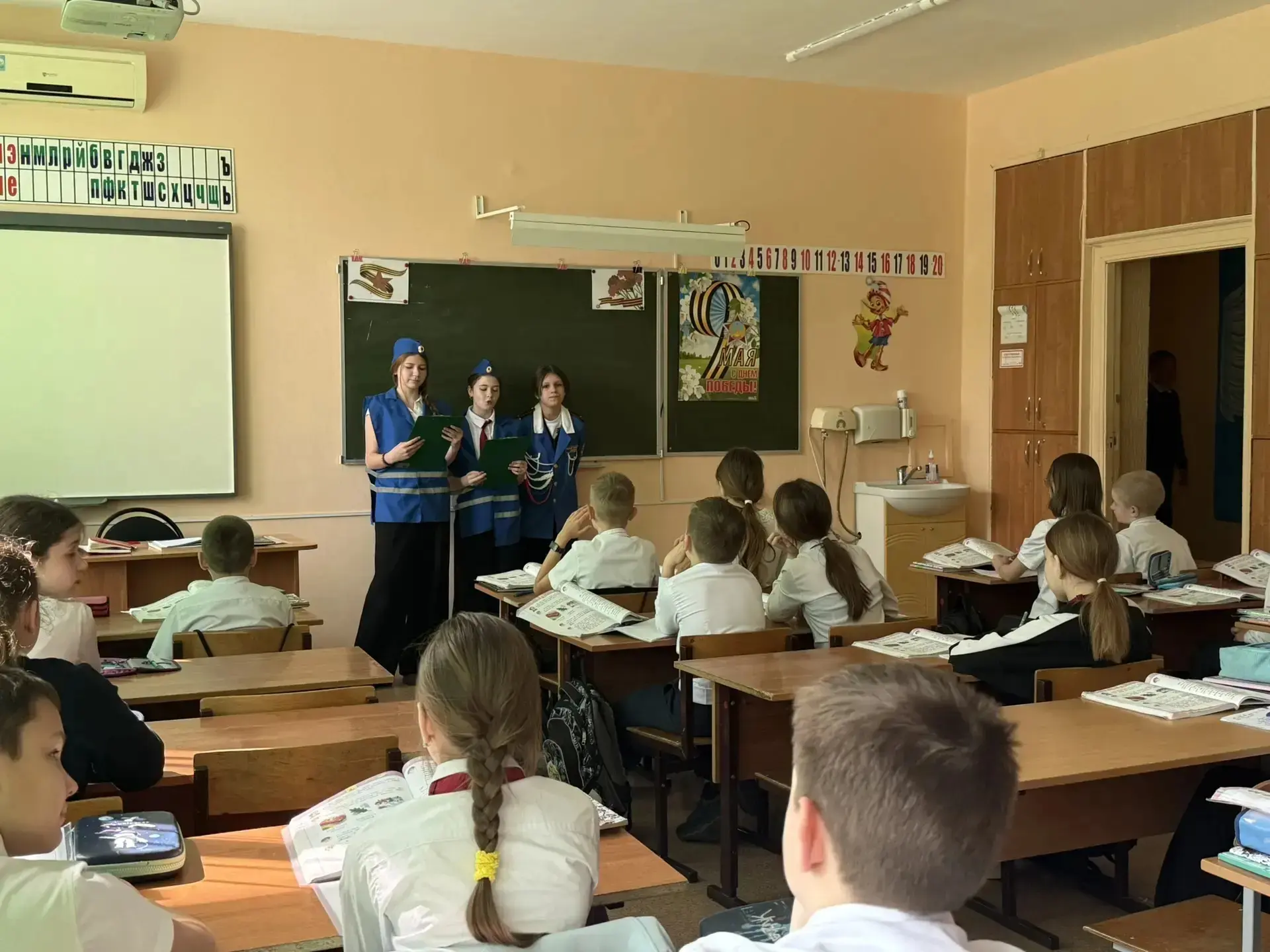 ✨В рамках Декады дорожной безопасности в нашей школе прошли «минутки безопасности».  Активисты отряд