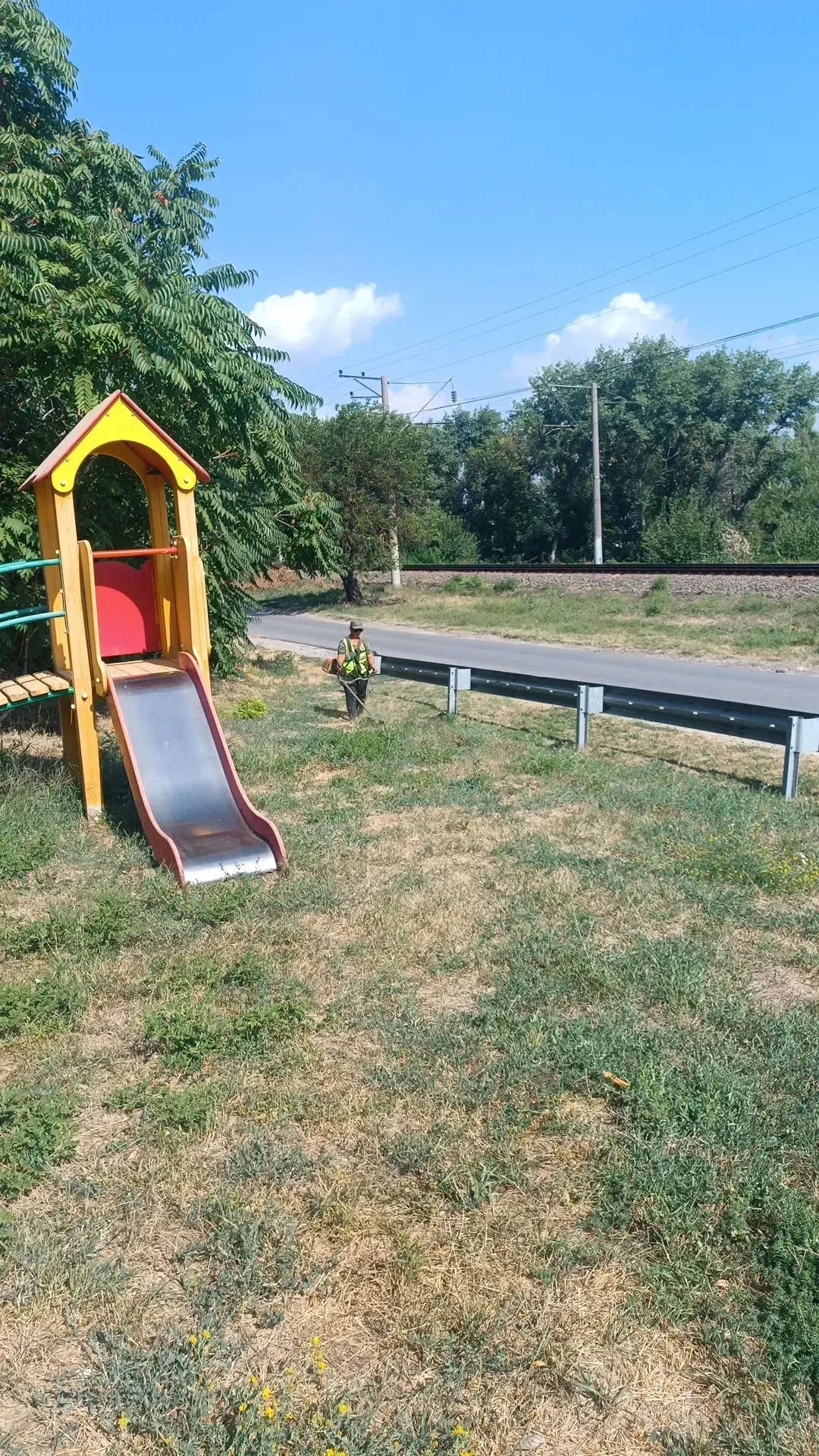 🌿 В Аксае привели в порядок территории детских площадок