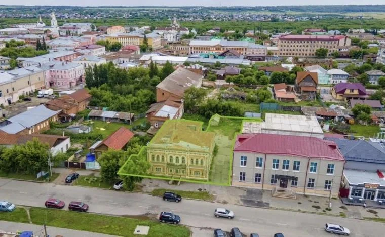 В центре Шадринска выставили на продажу двухэтажный исторический особняк купеческой сем...