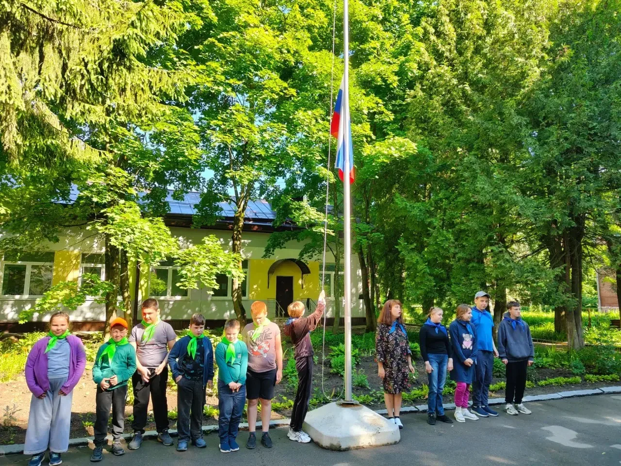 ☀Утро в лагере "Ручеёк" началось с исполнения гимна РФ и поднятия флага🇷🇺

🤸Затем дети выстроилис