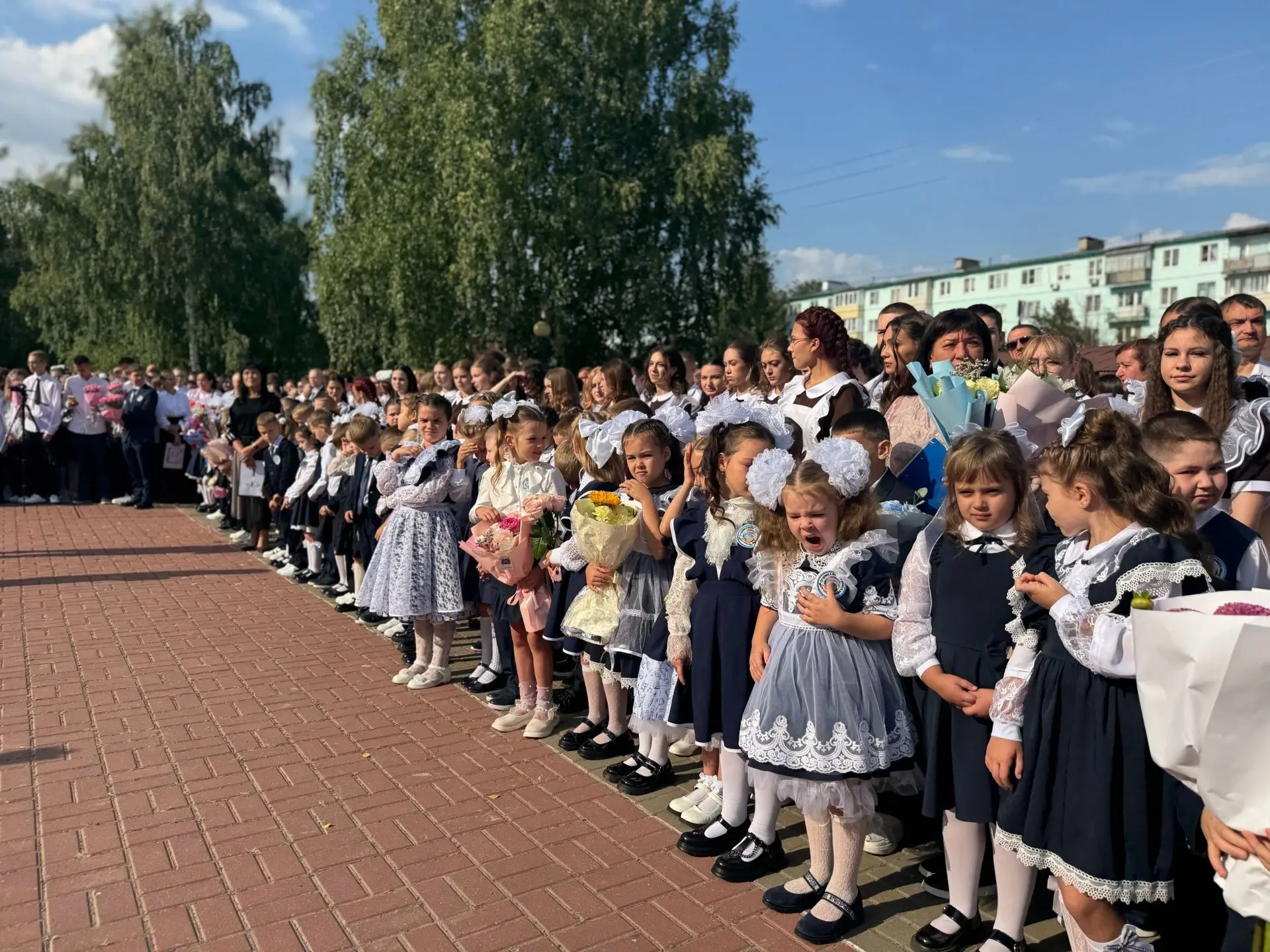 С Днём знаний! Сегодня в школе — праздник: распахнулись двери в новый учебный год. Лине...