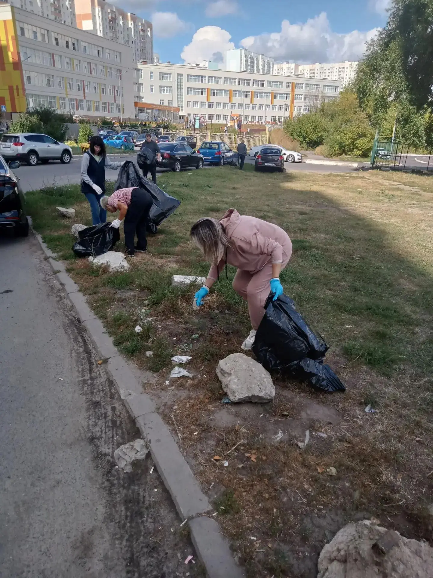 Проспект Клыкова вдоль домов 52 и 54.