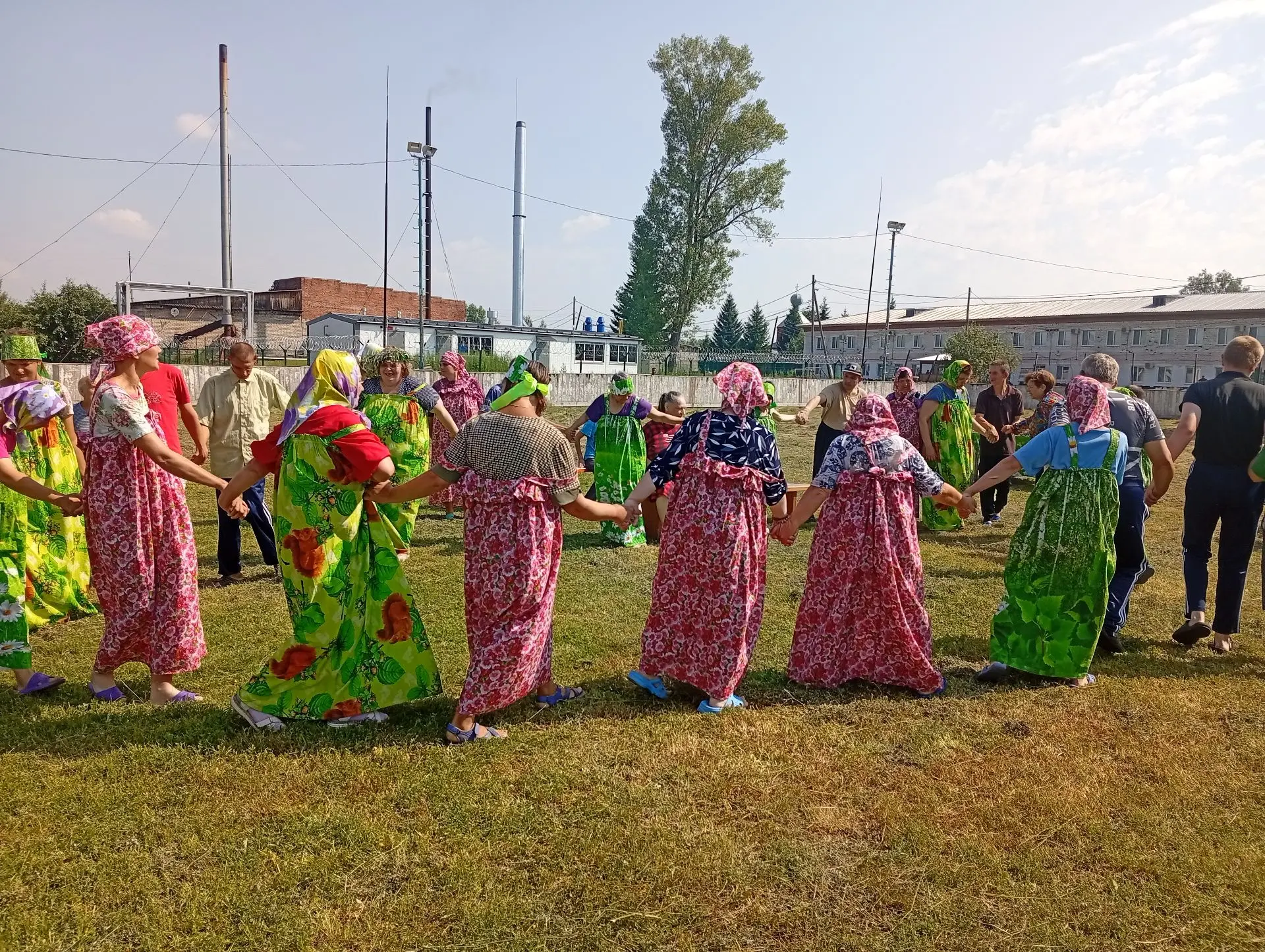 Сегодня в нашем доме проходило народное гулянье - проживающие праздновали день Ивана Купала.
Праздни