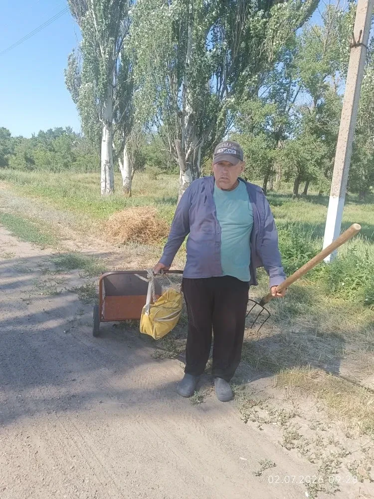 В селе Владовка продолжаются работы по благоустройству территории. Сегодня сотрудники М...