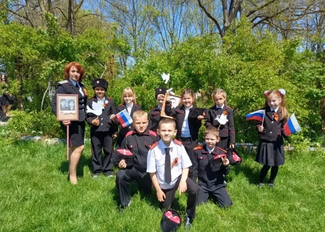 1'Б" класс поздравляет всех С праздником Великой Победы!!! Мира ! Добра!
