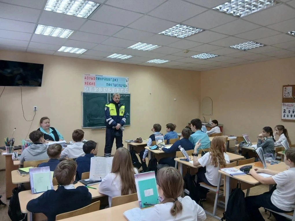 👥 Сегодня в школе прошла встреча 5-х классов с инспектором ГИБДД Иванюком Виталием Борисовичем.   👀 