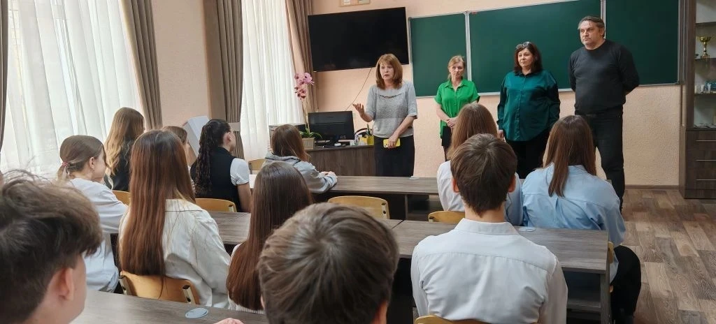 🎓 Поздравляем наших юных профессионалов! 🎉  В рамках программы "Первая профессия" учащиеся из 8Д, 8В