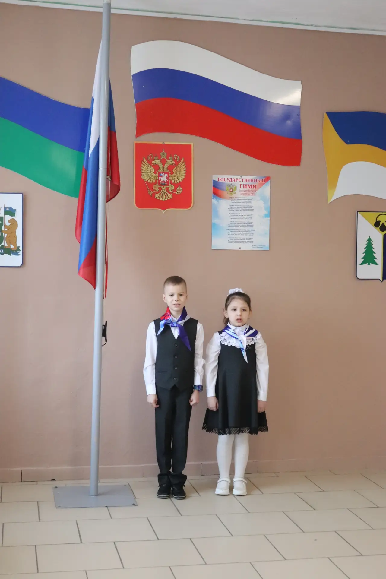 Отличный день для начала недели! Сегодня, как и каждый понедельник, в нашей школе начался с торжеств