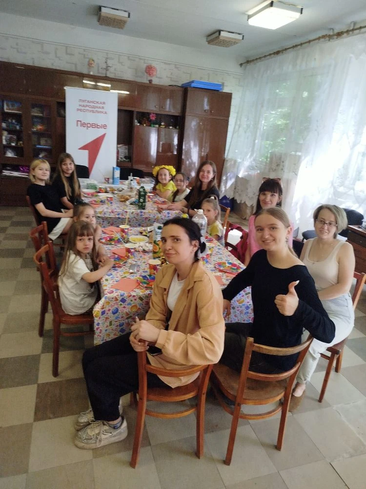 1 июня, в День защиты детей, родители и дети из вокального ансамбля "Веселые нотки" и к...