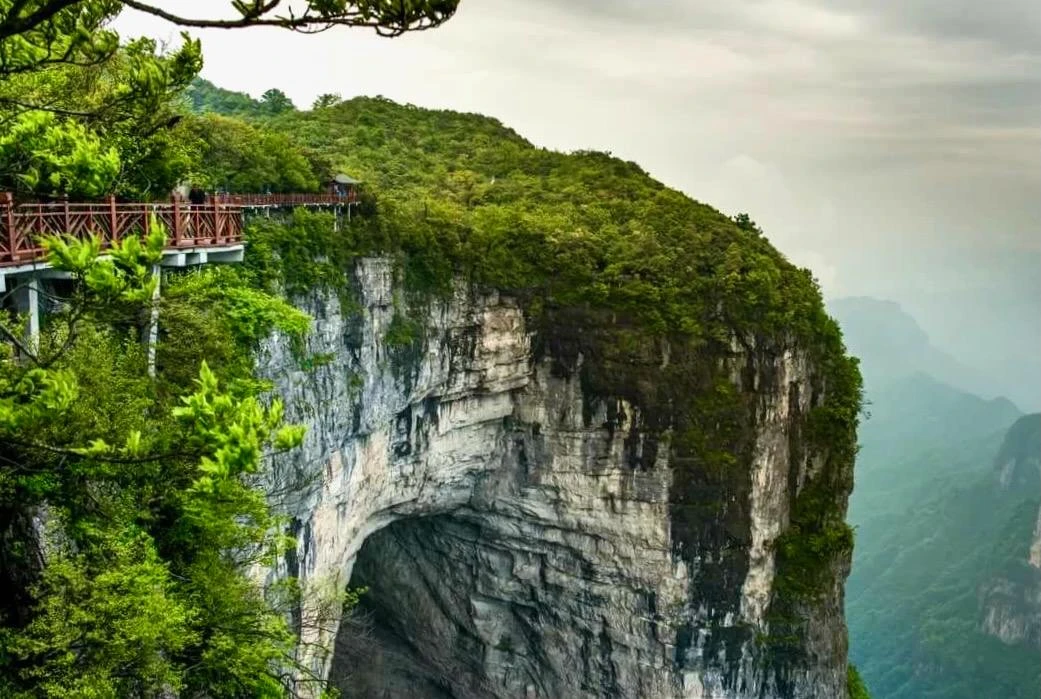 Гора Тяньмэнь, Китай 🇨🇳  🔹 Тяньмэнь или Тяньмэньшань - гора, расположенная неподалеку от города и па