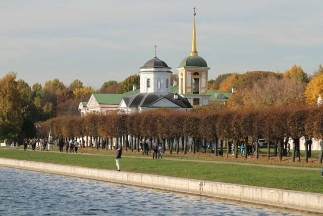 Липовые аллеи в Кусково уже сияют золотом осени.