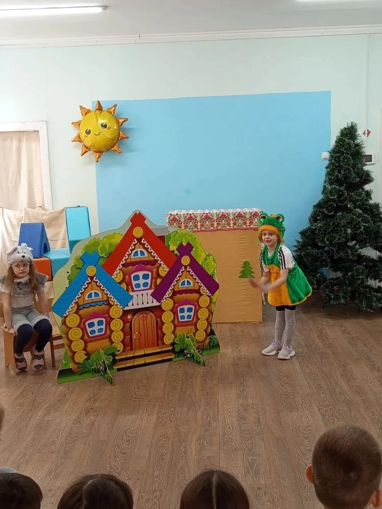 Стоит в поле теремок,
