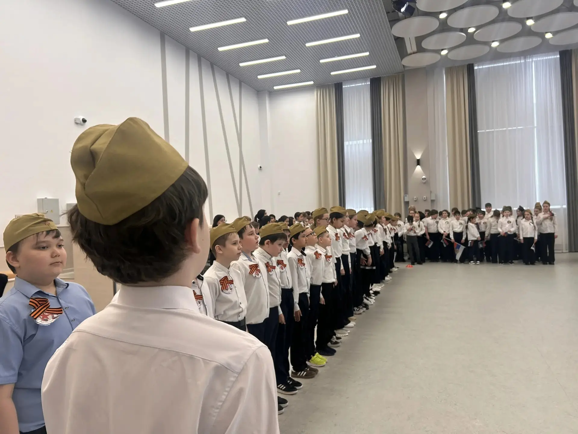 Сегодня в нашей школе состоялся смотр строя и песни, посвящённый Дню защитника Отечества — 23 феврал