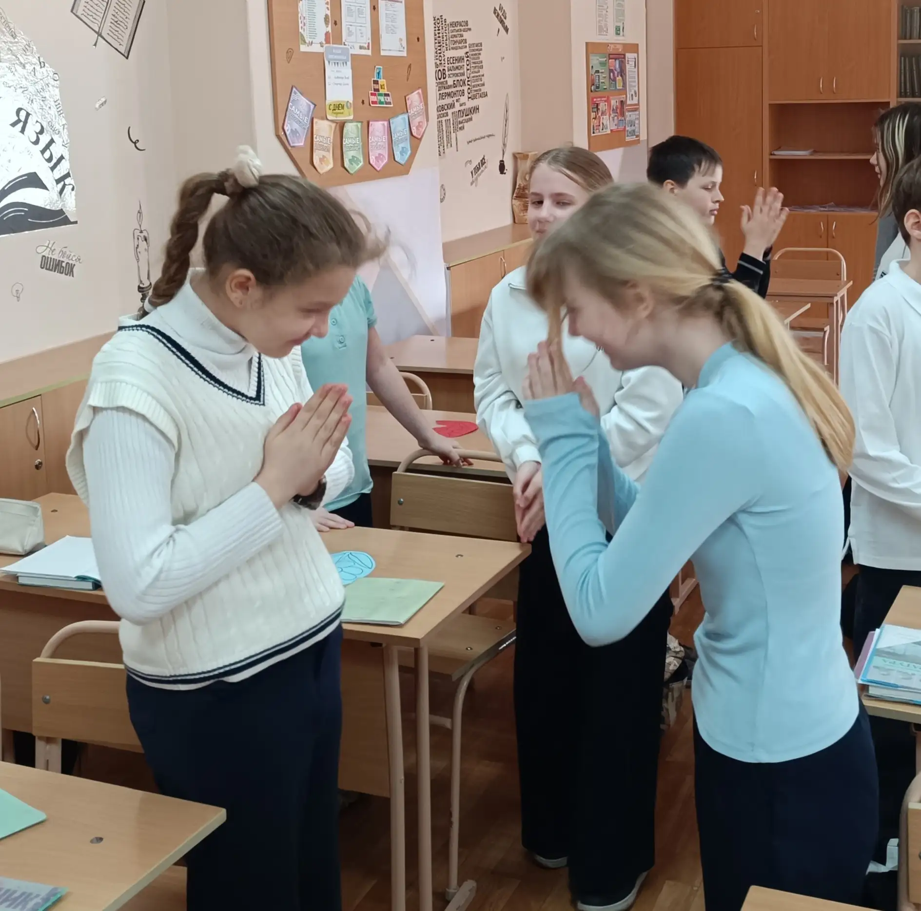 Здравствуйте! Вас приветствует наш 5-А класс.  🤝🤝Что такое «Здравствуй?» -  Лучшее из слов,👍  ☀Потом