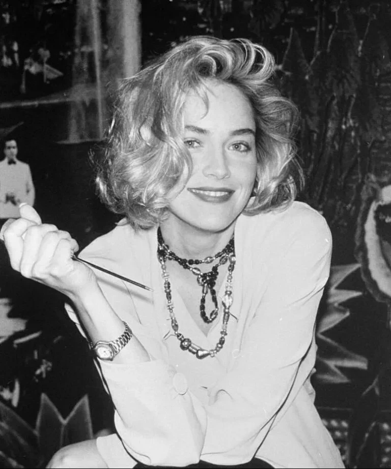Кажется, я слышала эту песню раньше. А вы? Что-то прямо из девяностых. Только вот точно...