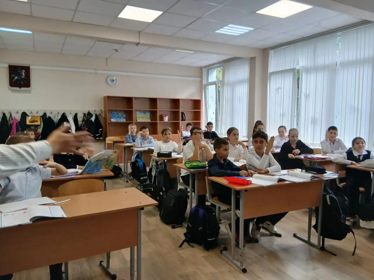 Сегодня, 14.09.2026 г. , отряд ЮИД провел мероприятие для учащихся 4 классов "Дорожные ...