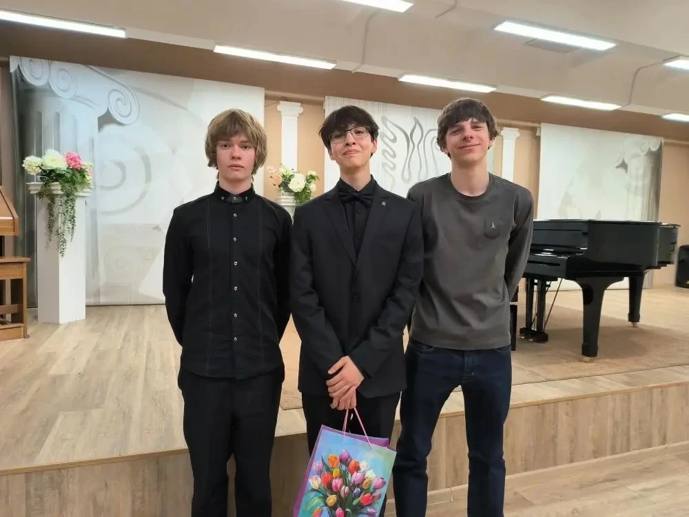 🎶✨  МЕЛОДИЯ ВЕЧНОСТИ✨🎶  Ученики  9В класса вместе с классным руководителем  Региной Ольгертовной Лиа