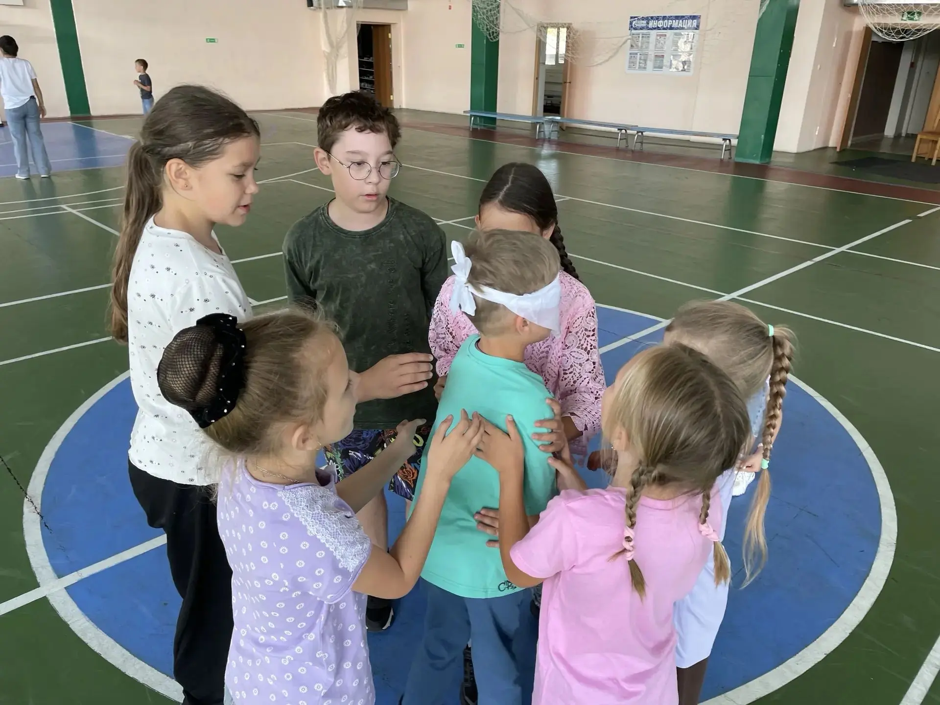 🌿 День русских традиций: от весёлых игр до яблочного аромата!