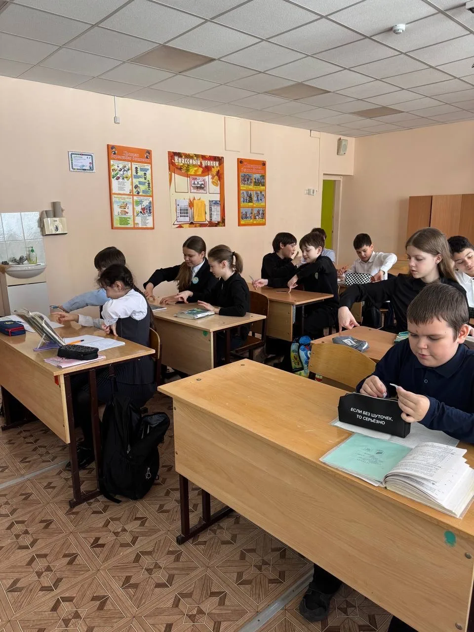 Вести с урока👩🏻‍🏫  На уроке наглядной геометрии (учитель Аленькина Н.И.) учащиеся 5В класса познаком