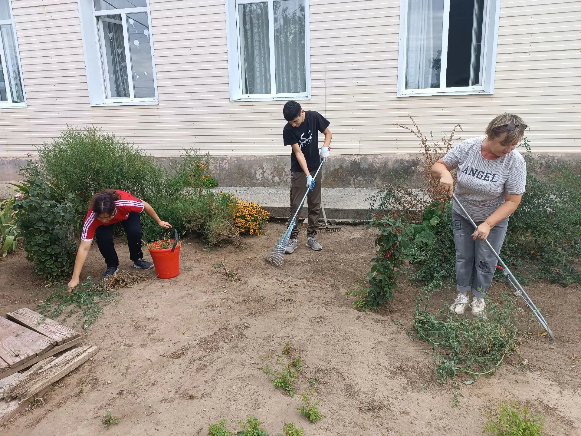 🎒В преддверии Дня знаний обучающиеся вместе с педагогами привели в порядок территорию ...
