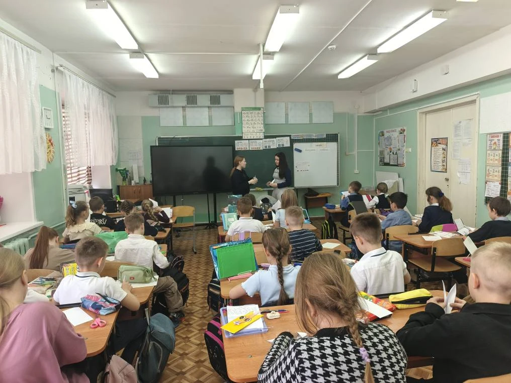 Очень здорово, что 8 мая ребята из 7в класса провели мастер-класс в начальной школе. Сделали своими 