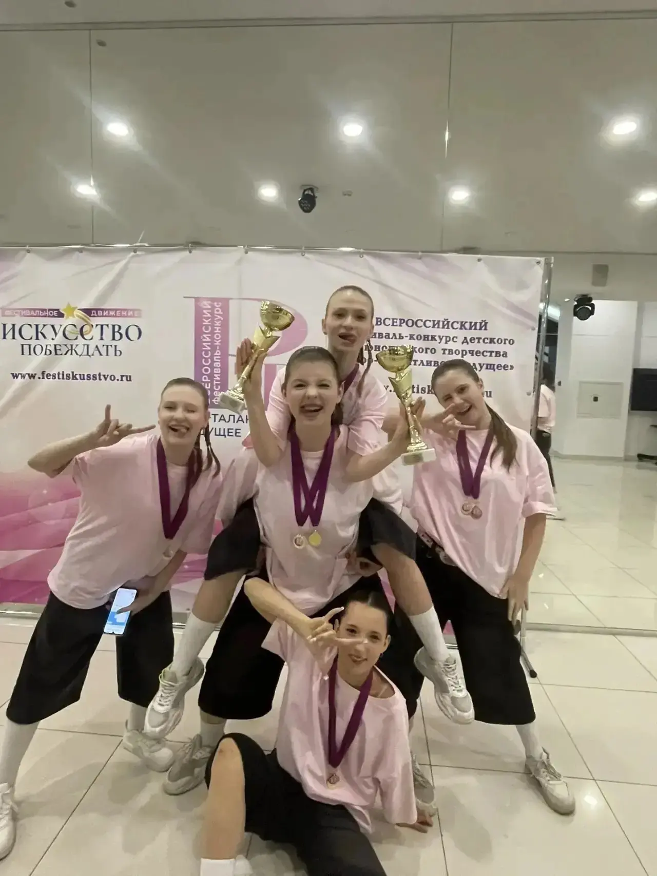 ⭐️ Звездные выходные наших талантов!  Два всероссийских конкурса — две победы! 💃🏆  Ученицы 8 «В» и 9