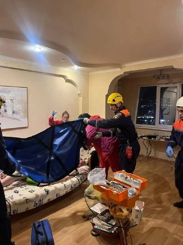 🚑 Спасатели вынесли женщину из дома к скорой в Сочи.