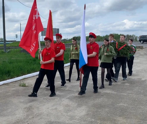 Церемония возложения цветов к Памятному знаку на рубеже обороны Ясногорского района.