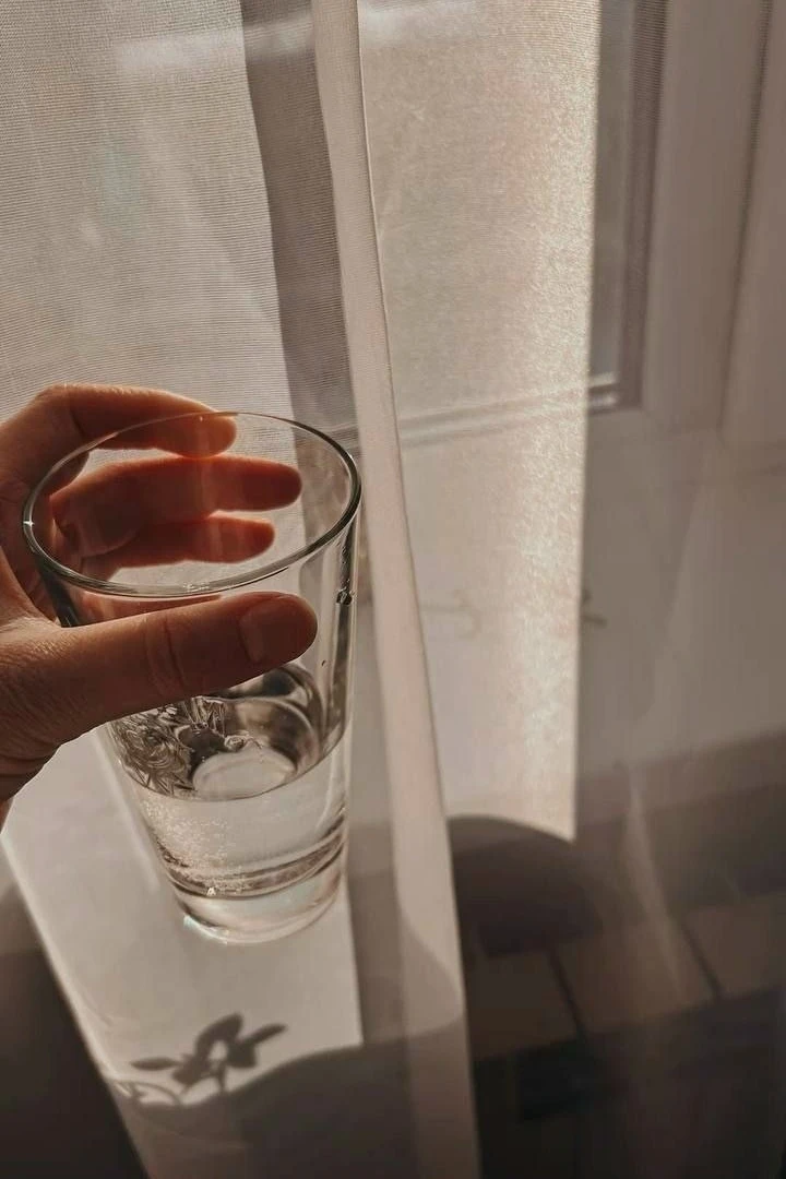 🌿 Вода, которая работает ночью 

📗 Не просто жидкость. 
 
🌱 Практика: 
Стакан тёплой воды за 40 м
