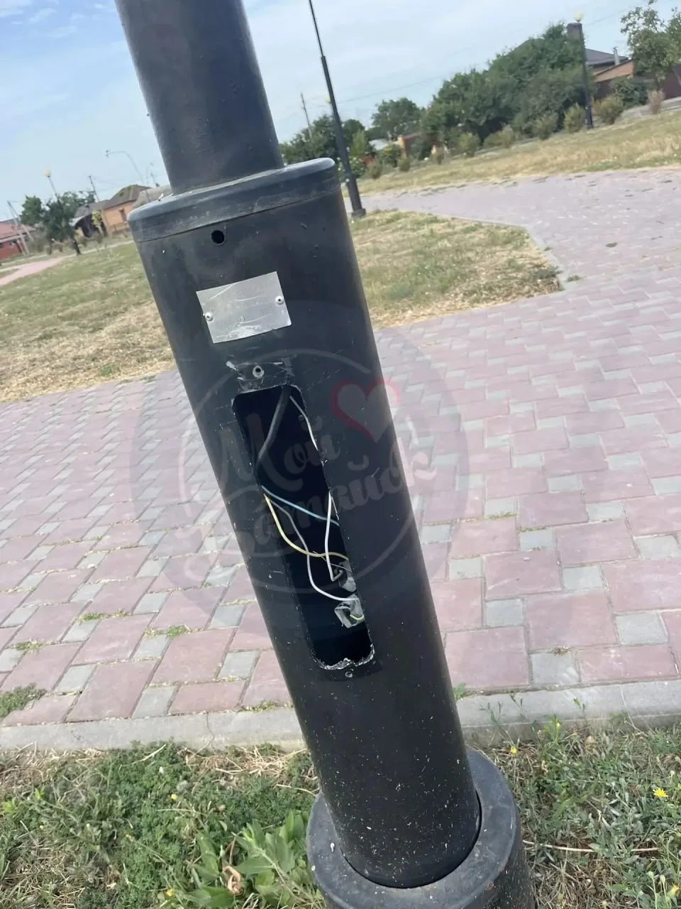 ⚡ Открытые двери с проводами в парке «Дружбы народов»