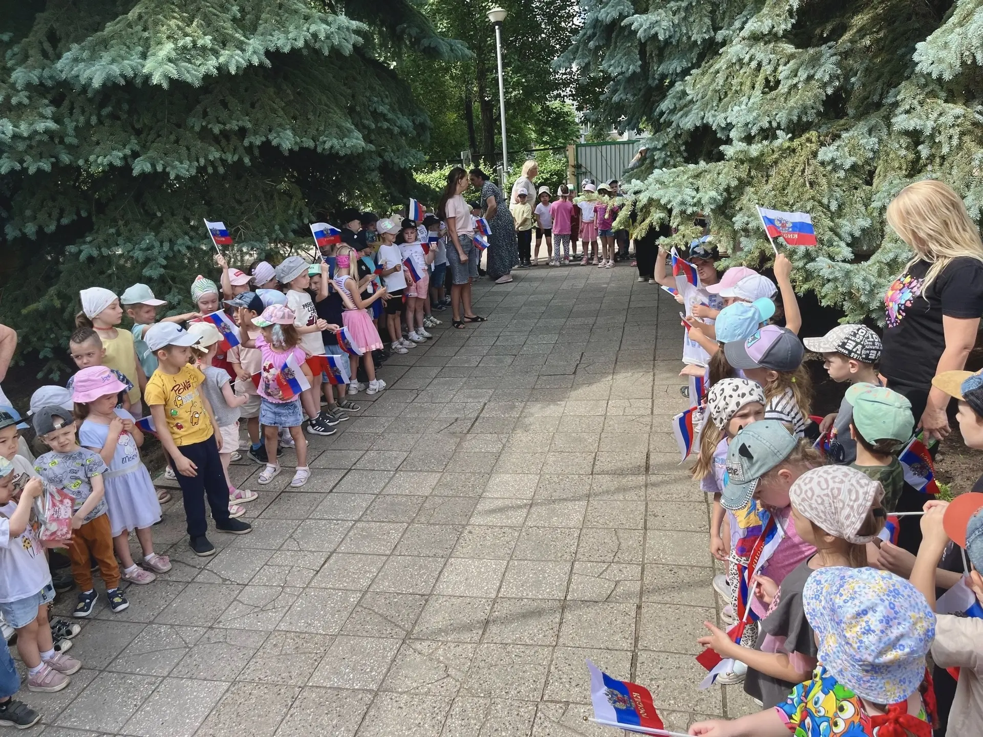 🇷🇺 В детском саду прошло весёлое и душевное мероприятие, посвящённое Дню России. Ребята с радостью