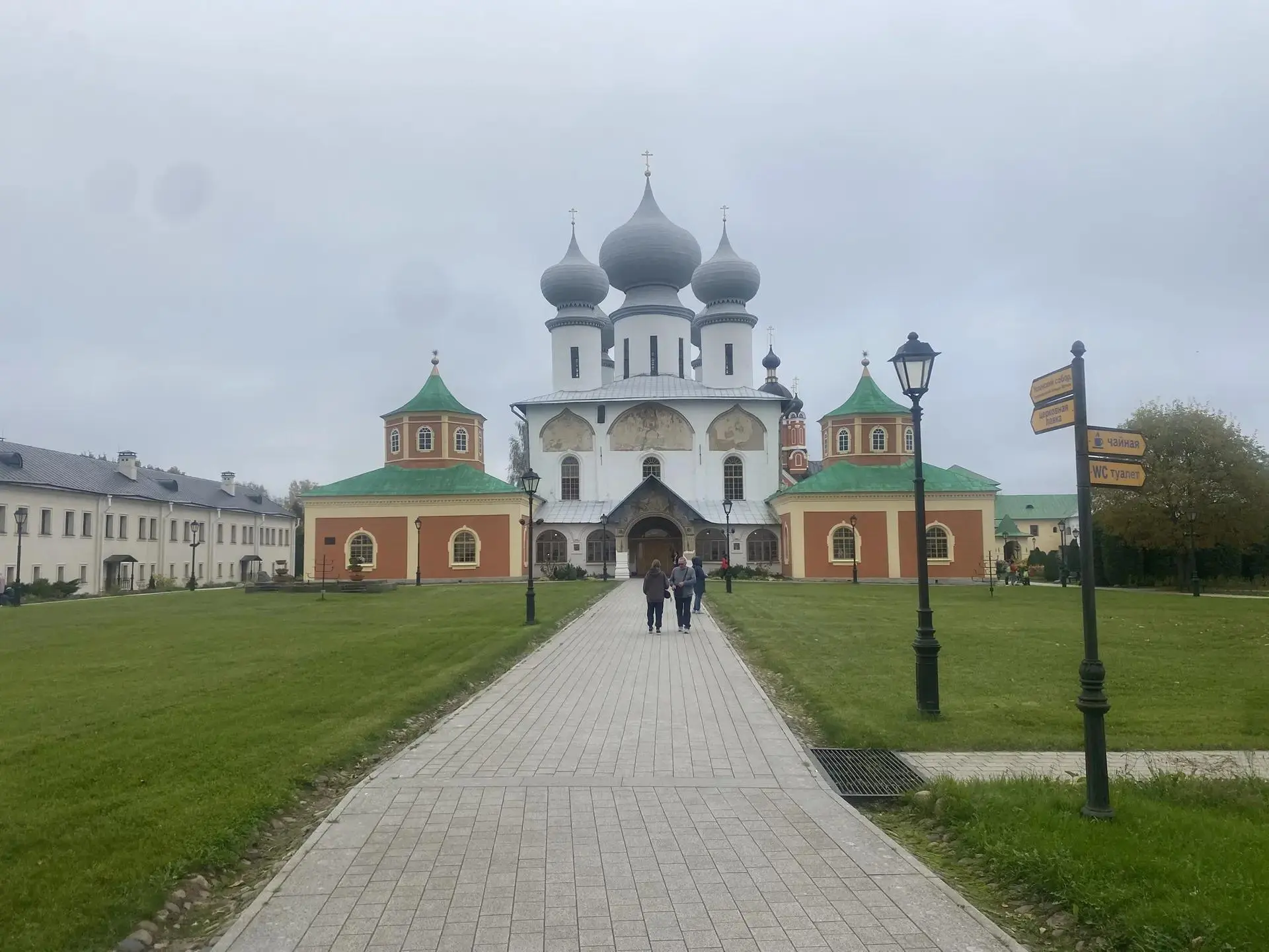 Там, где время замирает: киришане в Тихвинском Богородичном монастыре