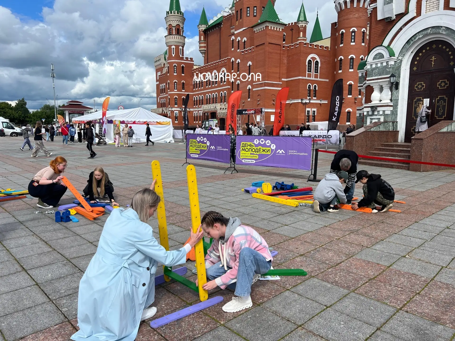 🔥 На набережной кипит жизнь! Здесь 10 команд с азартом собирают станции из гигантского...