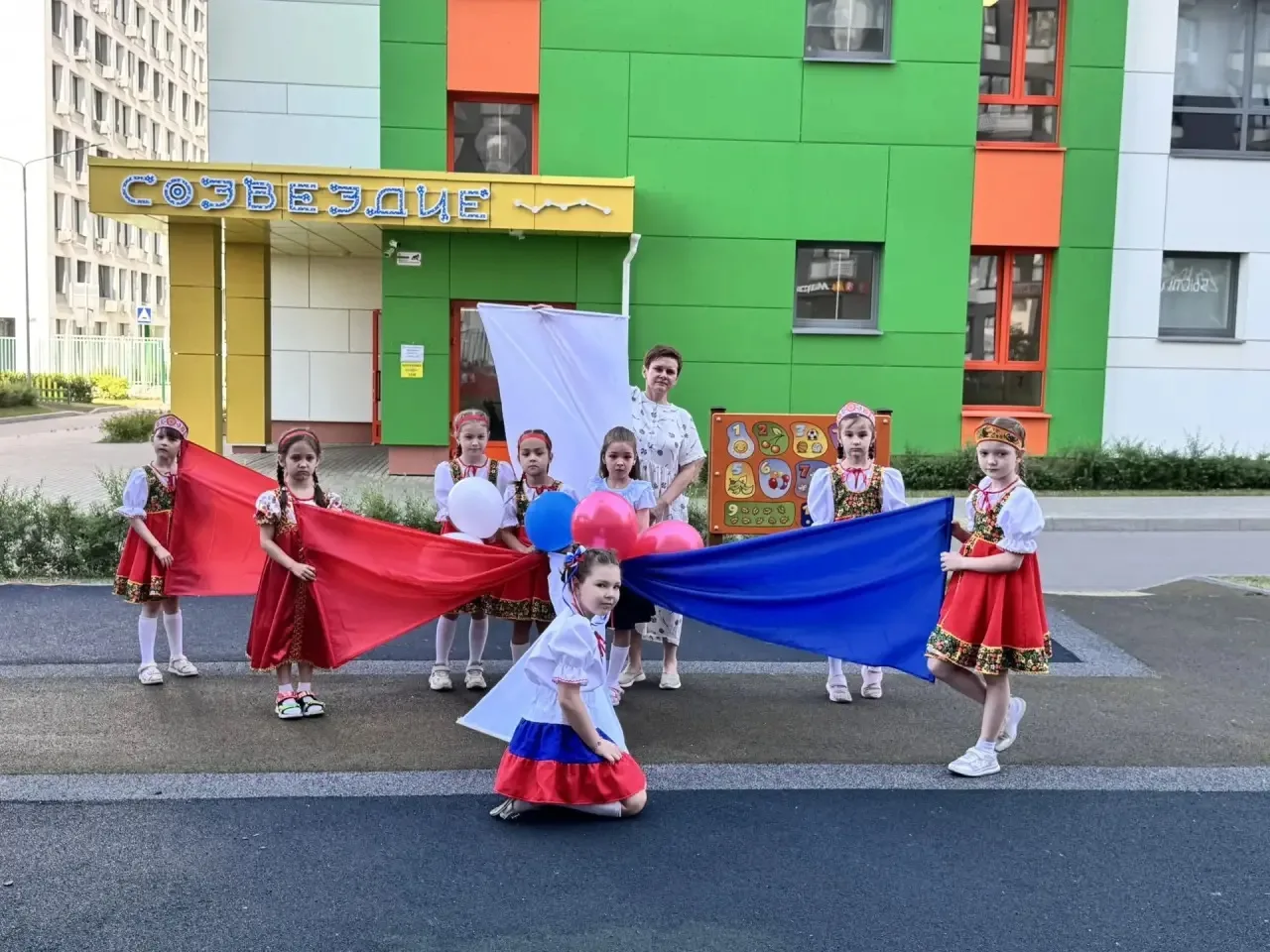 В дошкольном отделении "Созвездие" состоялось торжественное мероприятие "Наша Родина- Россия", посвя