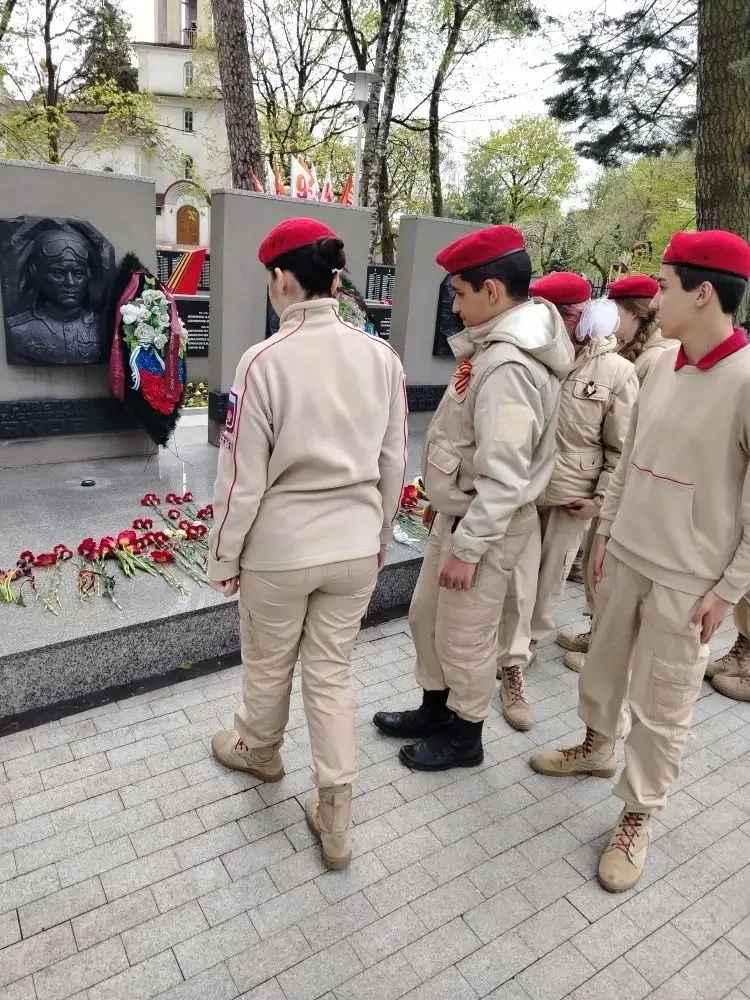 🕊️ На Мемориальном комплексе на братской могиле советских воинов в пос. им. А. Космодемьянского сост